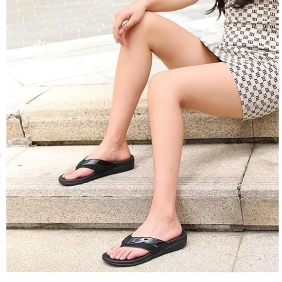 MEGNYA Comfortable Flip Flops for Women, Arch Support Walking Sandals Outdoor 9 - Picture 2 of 6